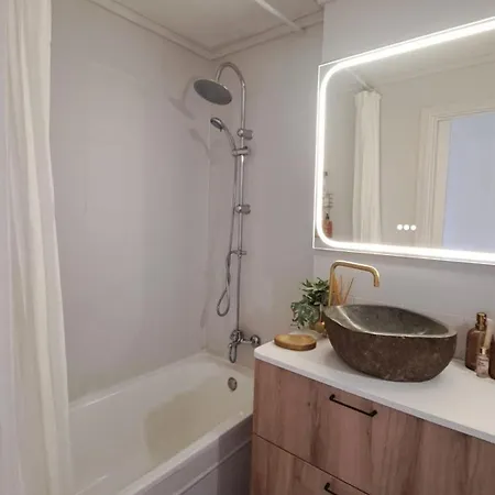 Apartment Cozy In Torrevieja, Within Walking Distance Of The Seafront And Amenities *